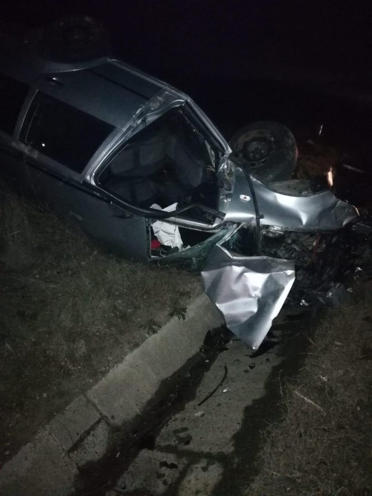 FOTO – Șofer rănit pe DN 1 după ce s-a răsturnat cu mașina