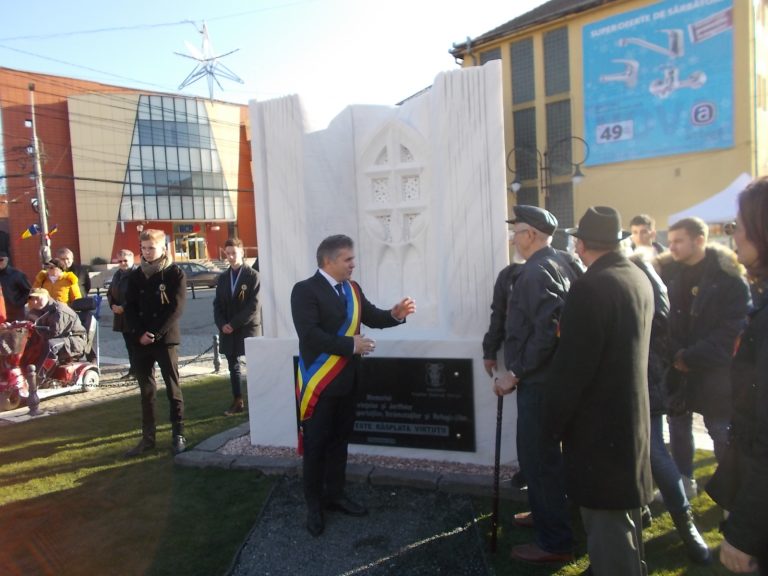 FOTO – Mediașul are un monument dedicat foștilor deținuți politici