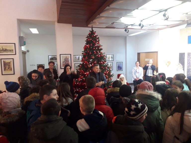 FOTO – 4.000 de copii au colindat la Primăria Mediaș