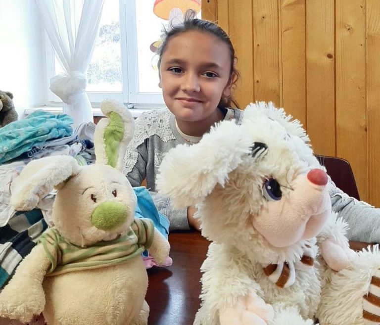 FOTO – Sute de vârstnici și copii au primit darurile Campaniei “Moș Crăciun pentru bunicii noștri”