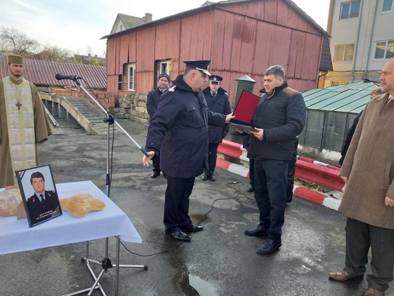 FOTO – Placheta de onoare a ISU Sibiu, acordată fiului eroului-martir Dumitru Croitoru