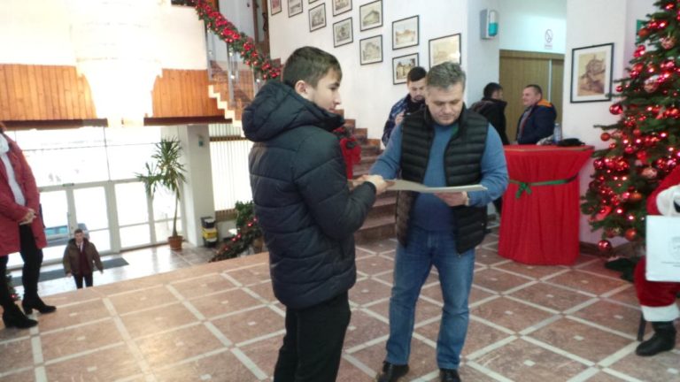 FOTO – Elevi și sportivi de excepție ai Mediașului, premiați de municipalitate