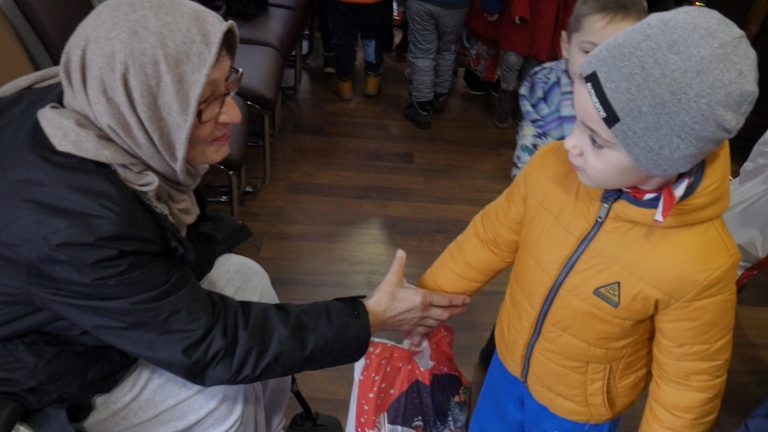 FOTO – Vârstnicii de la UAMS Mediaș, colindați de micuții de la Grădinița „Dumbrava Minunată”