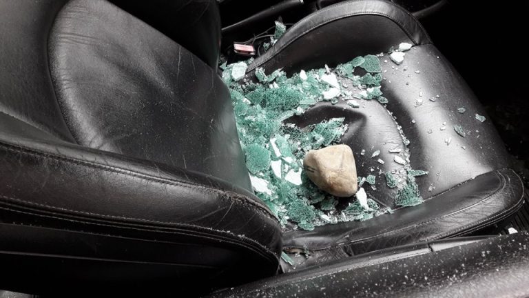 Au spart geamul unei maşini şi au furat un portofel cu acte şi bani