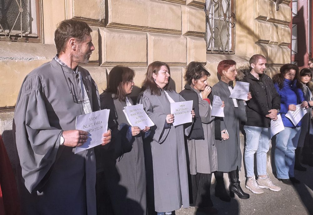 Grefierii intră din nou în grevă, vineri