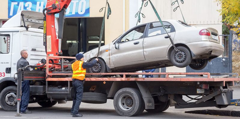 Poliția Rutieră poate ridica vehiculele staționate neregulamentar