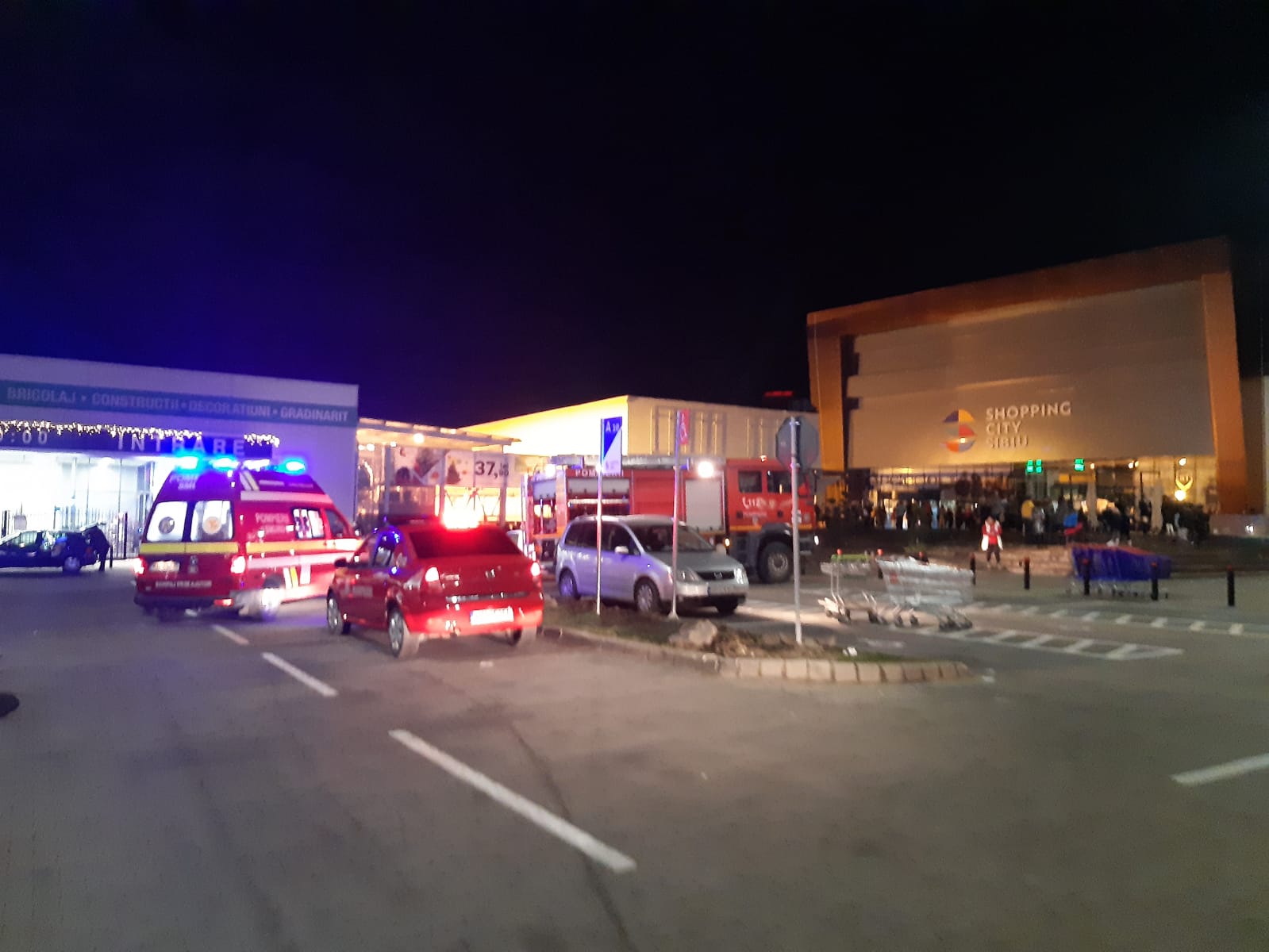 Panică la mall-ul din Șelimbăr: Oameni evacuați din cauza unei alerte de incendiu