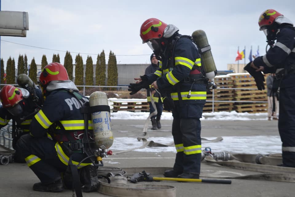 Exercițiu ISU. Peste 20 de pompieri au stins un incendiu la o fabrică din Sibiu