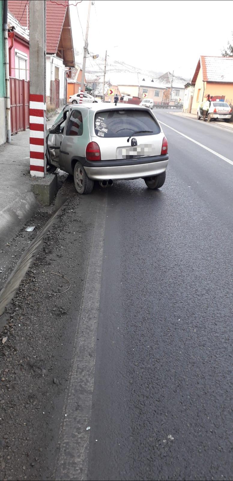 FOTO – A intrat cu mașina în stâlp, pe DN 14