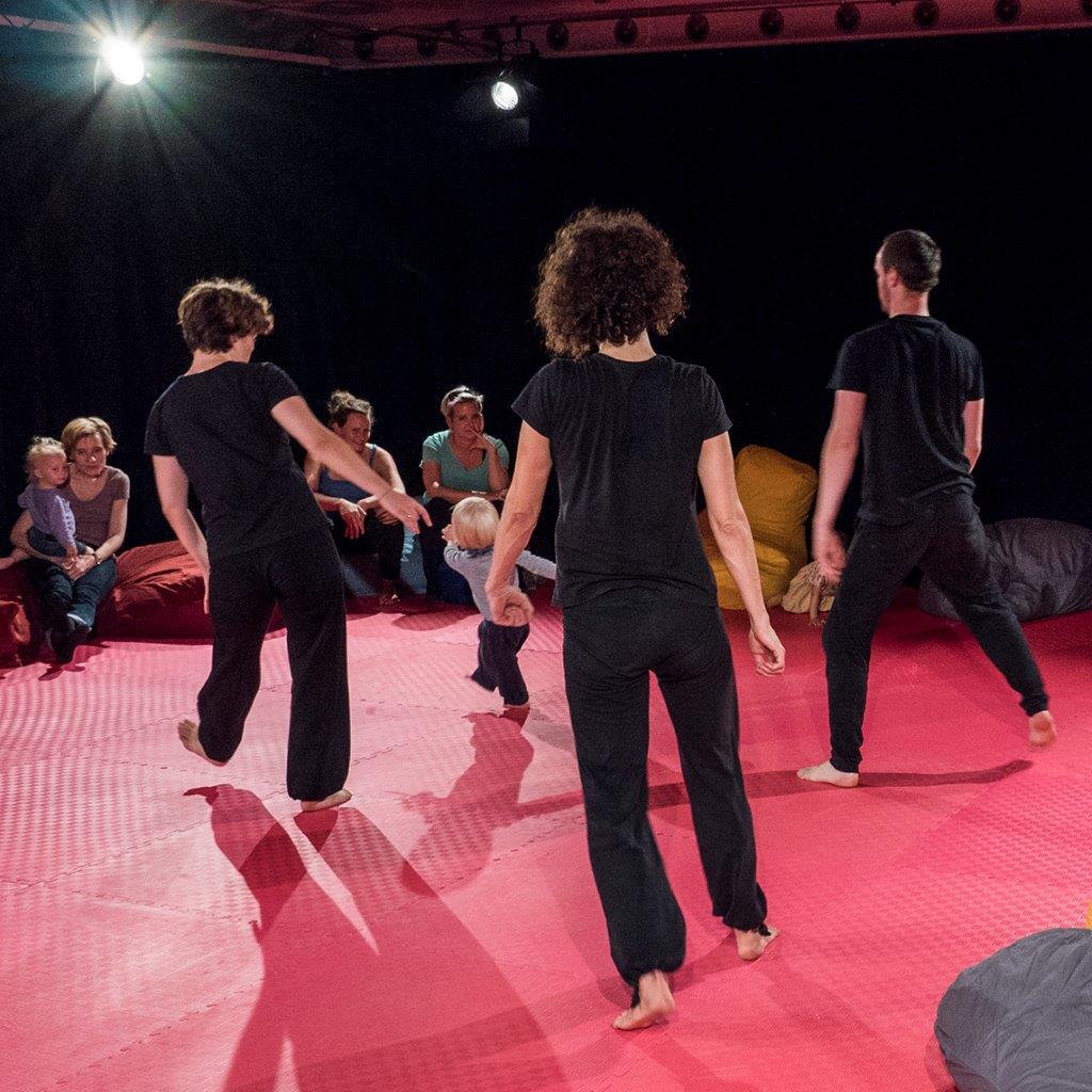 Program de joacă pentru bebeluși, la Teatrul „Gong”