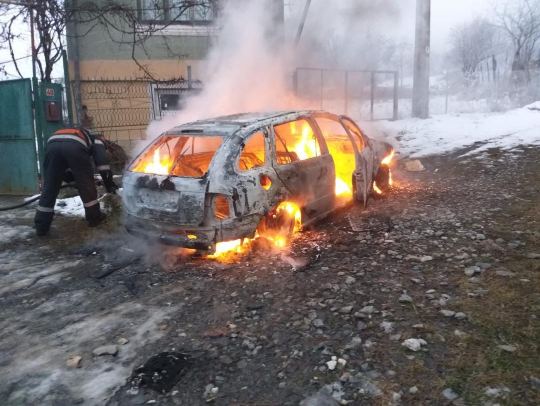 FOTO – Autoturism distrus de un incendiu, la Nucet. În Rășinari, pompierii au stins un alt incendiu