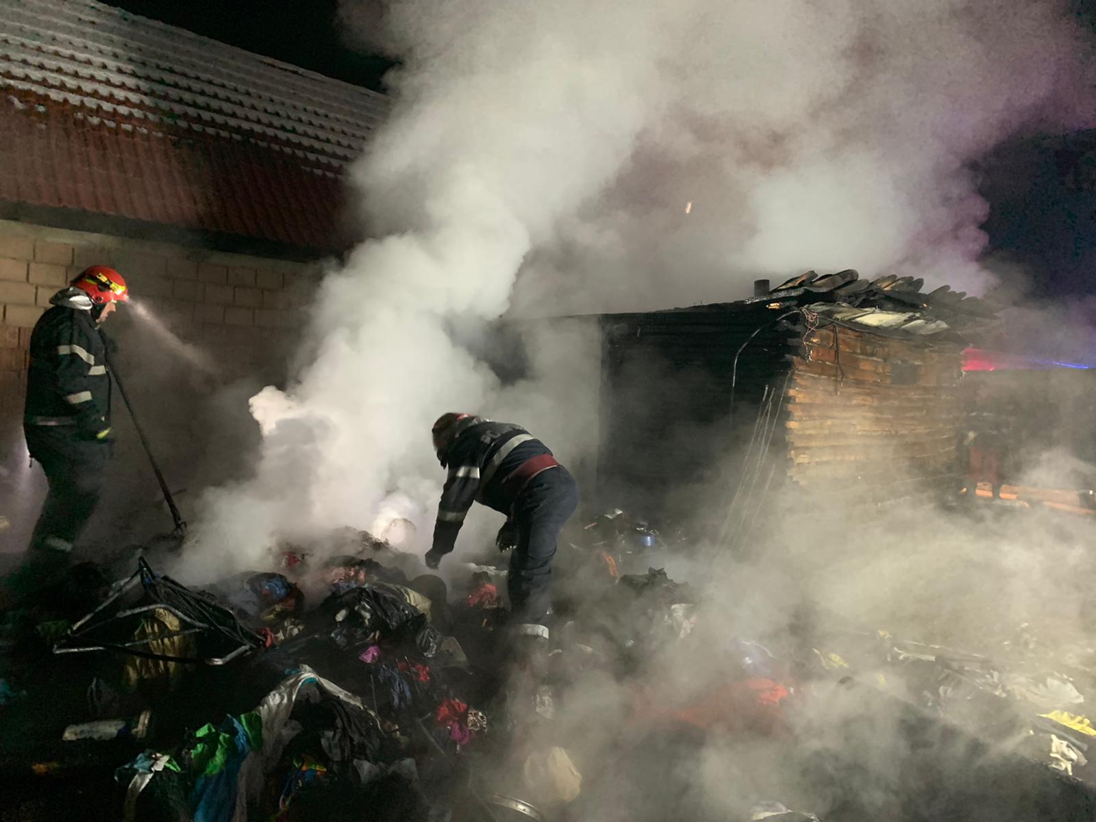 FOTO – Căsuță din lemn, distrusă de un incendiu violent
