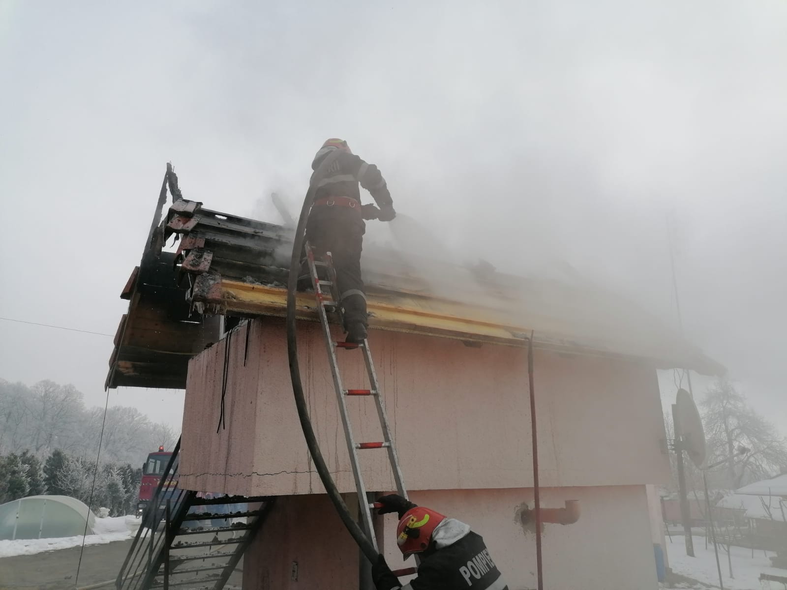 FOTO – Anexă distrusă de foc, la Tălmaciu