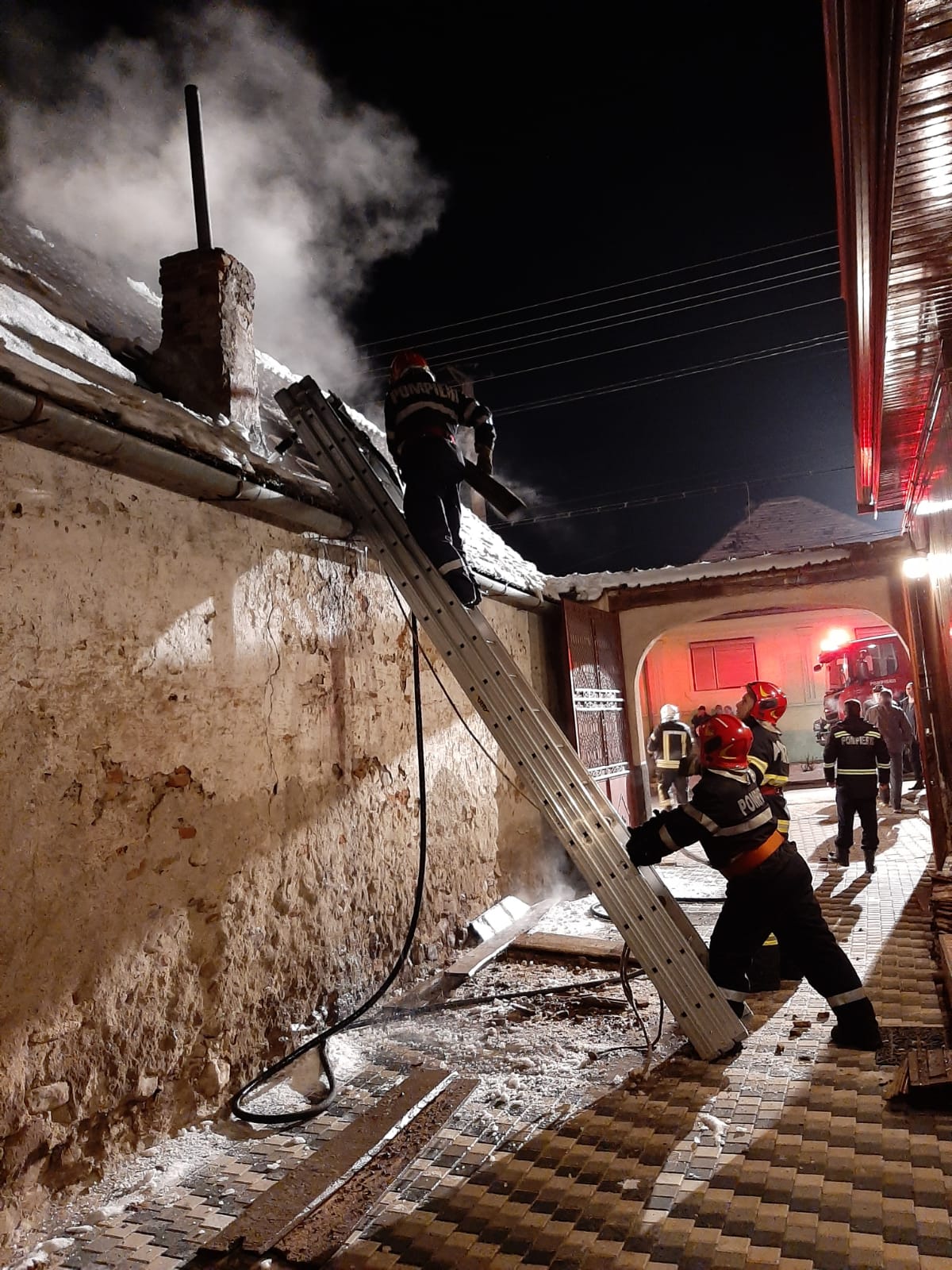 FOTO – Incendiu la acoperișul unei case din Veștem