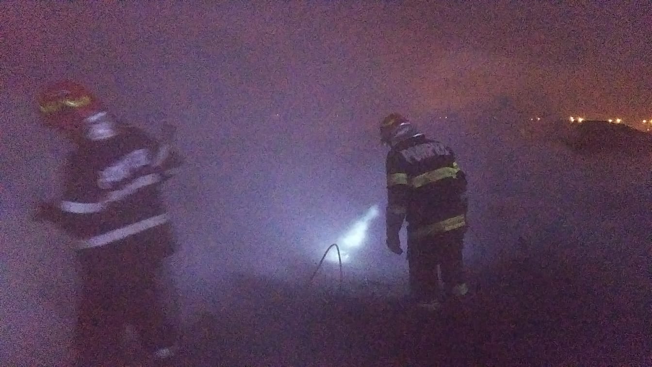 FOTO – Adăpost de animale, mistuit de flăcări