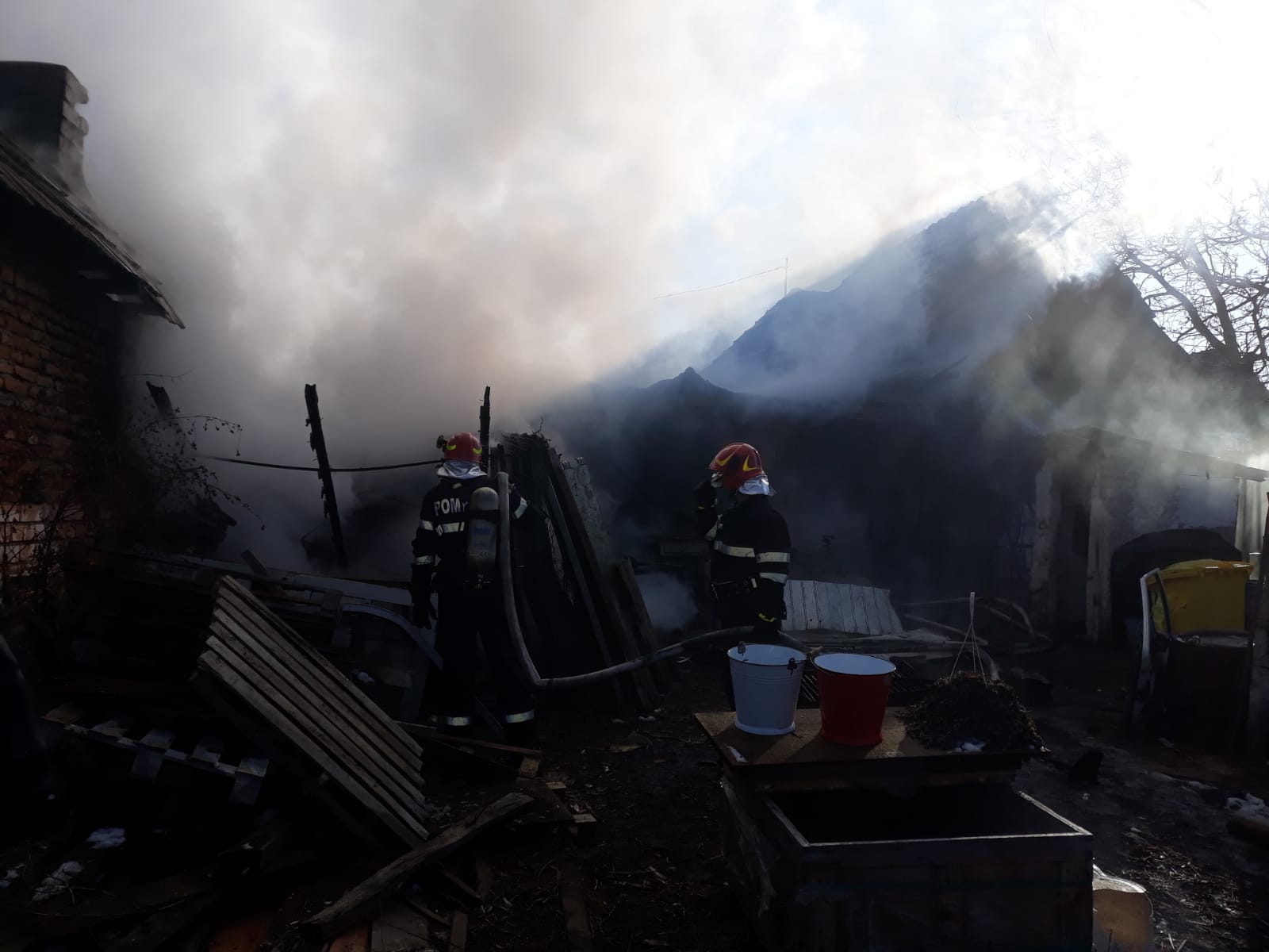 FOTO – Focul a distrus un garaj și un autoturism, la Blăjel