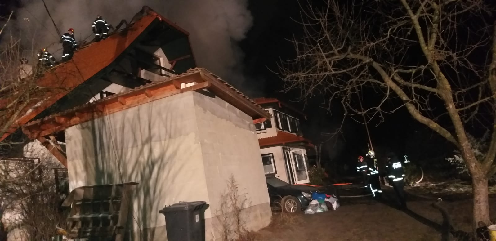 FOTO – Casă și anexă, cuprinse de un incendiu puternic la Agnita