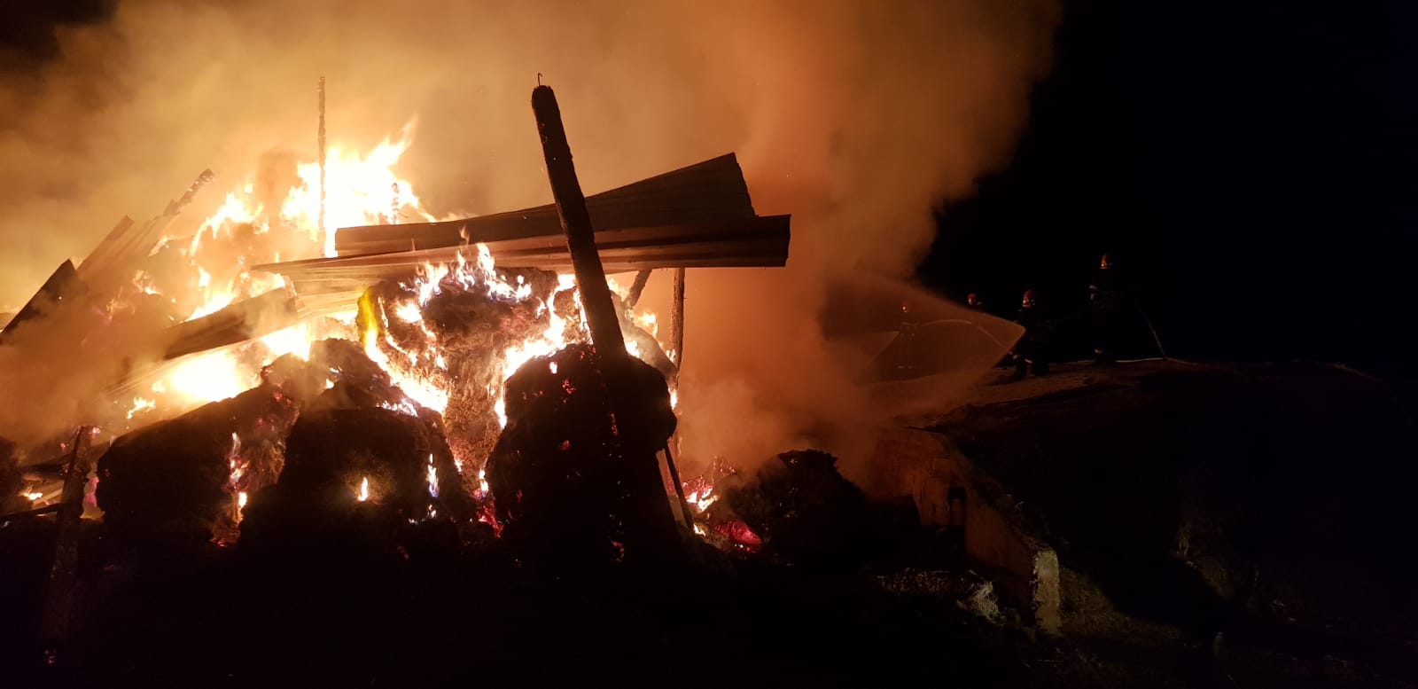 FOTO – Incendiu puternic la o șură plină cu baloți de fân