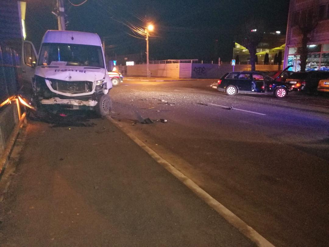 FOTO – Microbuz de transport persoane, lovit de o mașină în Sibiu