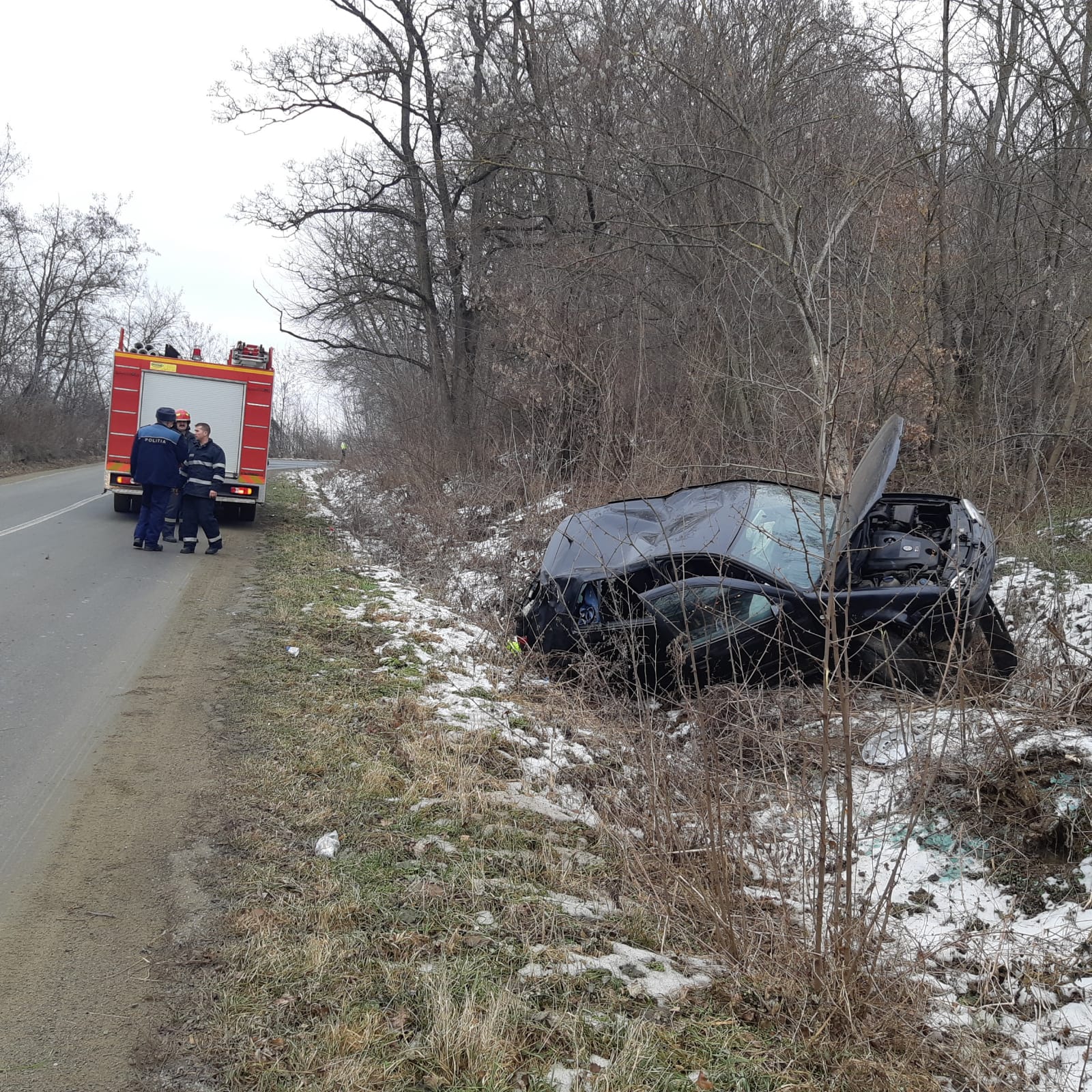 FOTO – O femeie a ajuns la spital după ce a intrat cu mașina într-un copac