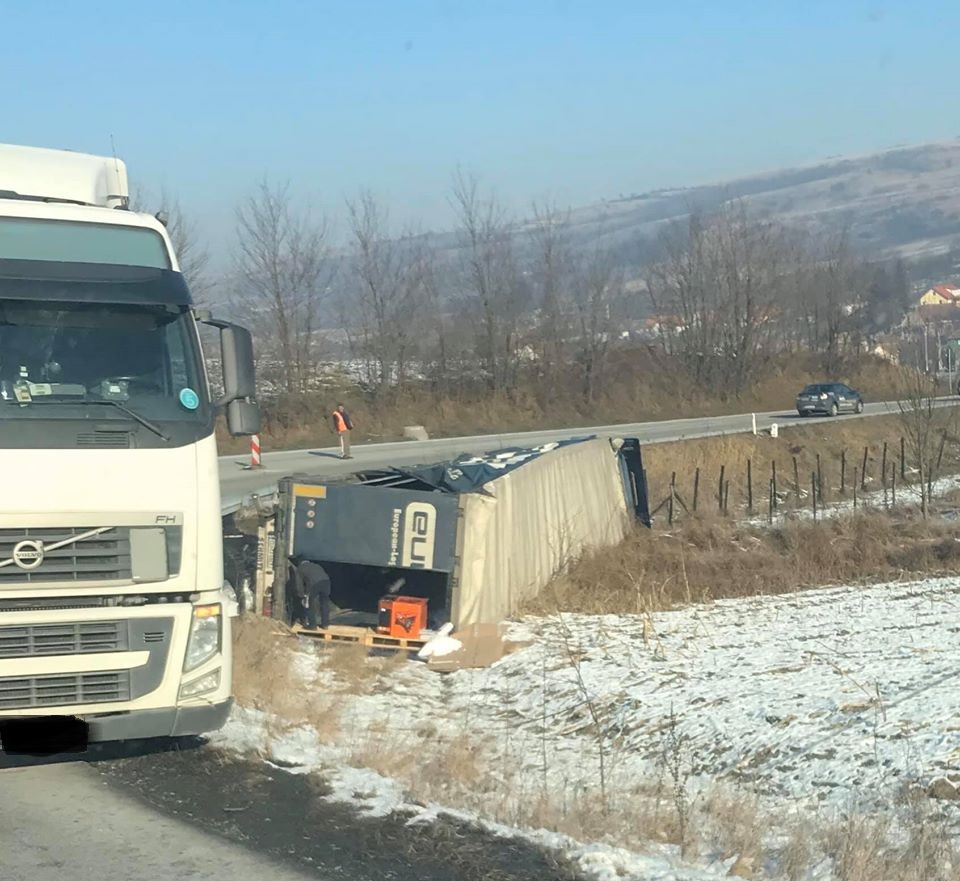 FOTO – TIR răsturnat pe DN 14. Traficul se desfășoară pe un singur sens