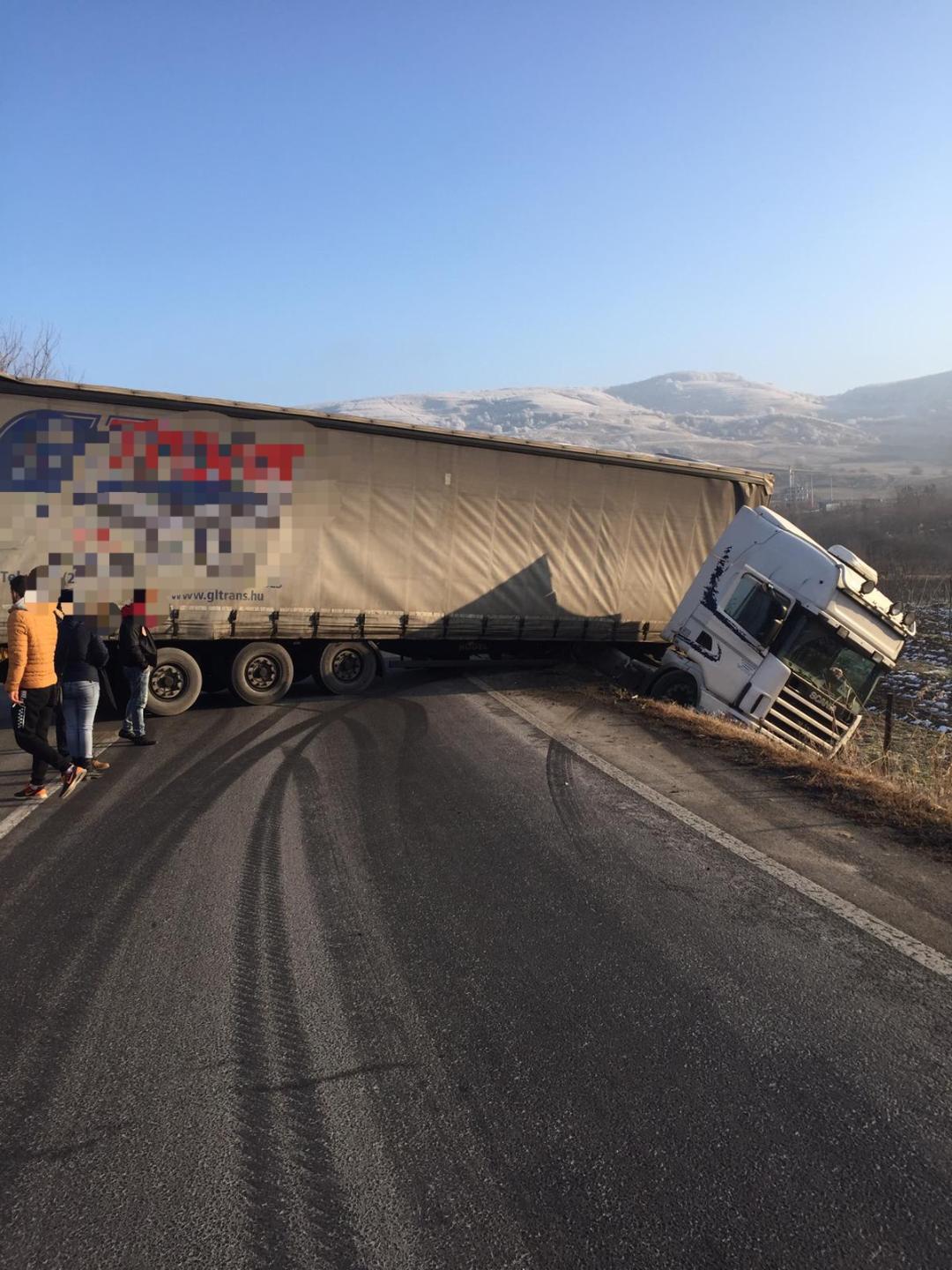FOTO – Un TIR blochează DN 14, la intrarea în Ruși