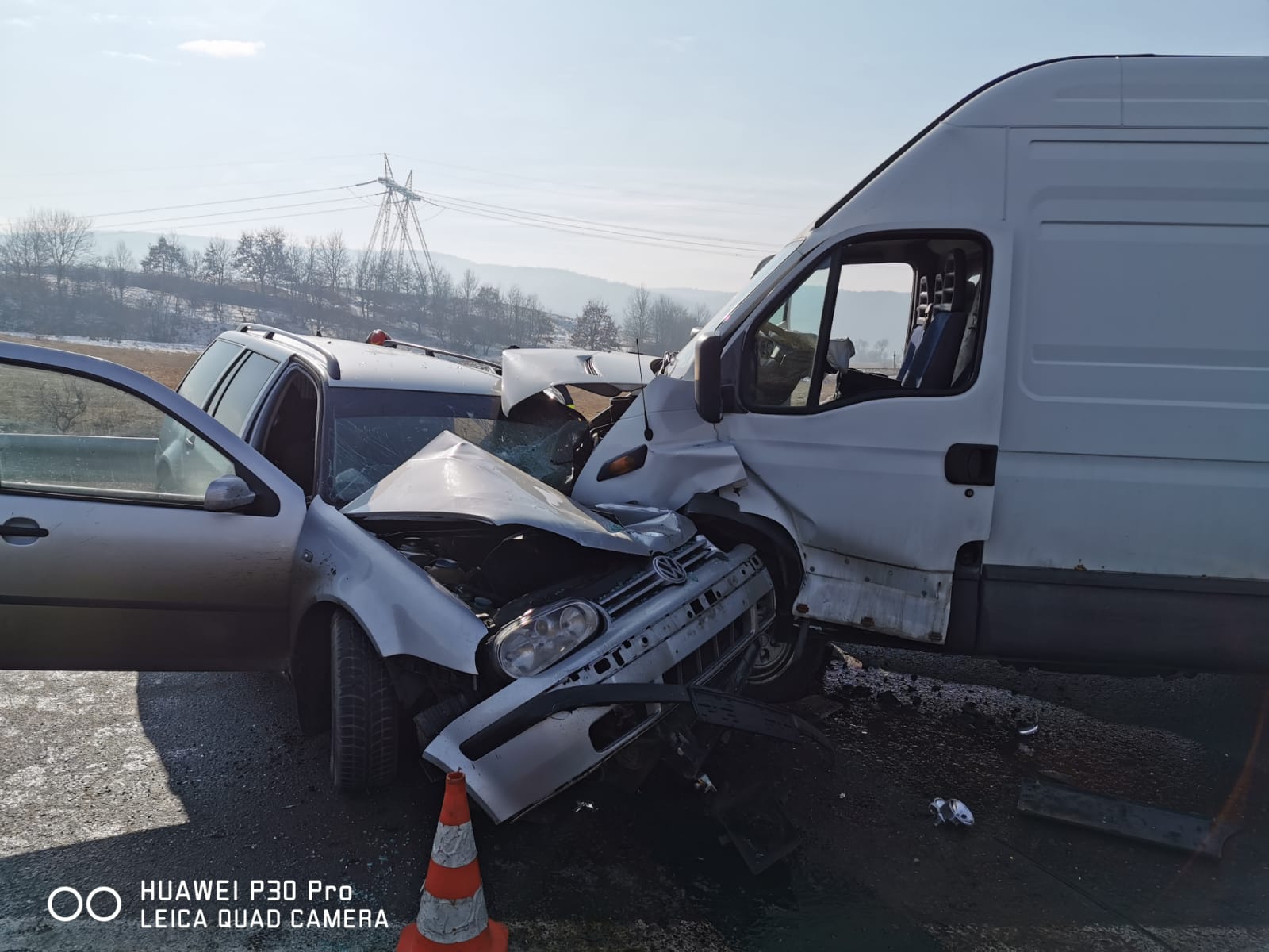 FOTO – Un autoturism s-a izbit de un microbuz de marfă