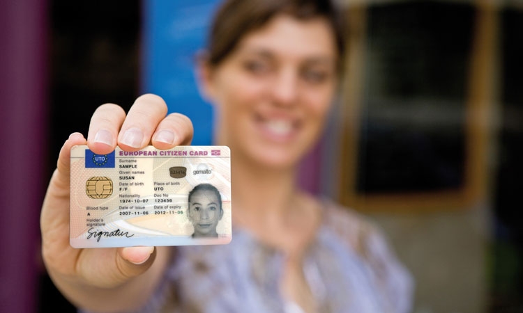 Noul card de identitate: Dacă va avea cip, va putea fi folosit la ieșirea din țară și va fi și card de sănătate
