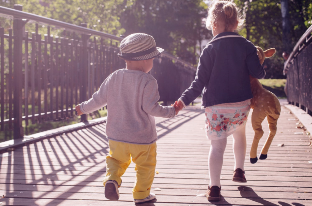 Peste jumătate de milion de copii și tineri au emigrat din România