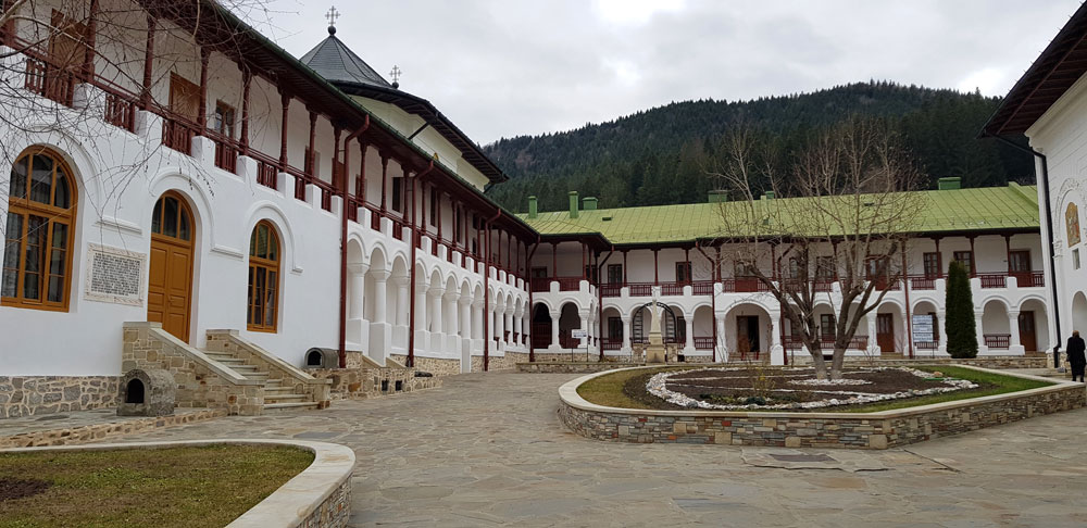 Călător prin România cu Alexandra Cristian. În vizită la Mănăstirea Agapia din Neamț
