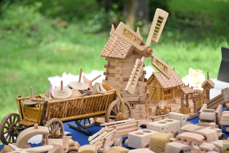 Sute de jucării realizate prin tehnici tradiționale ajung în Muzeul din Dumbrava Sibiului