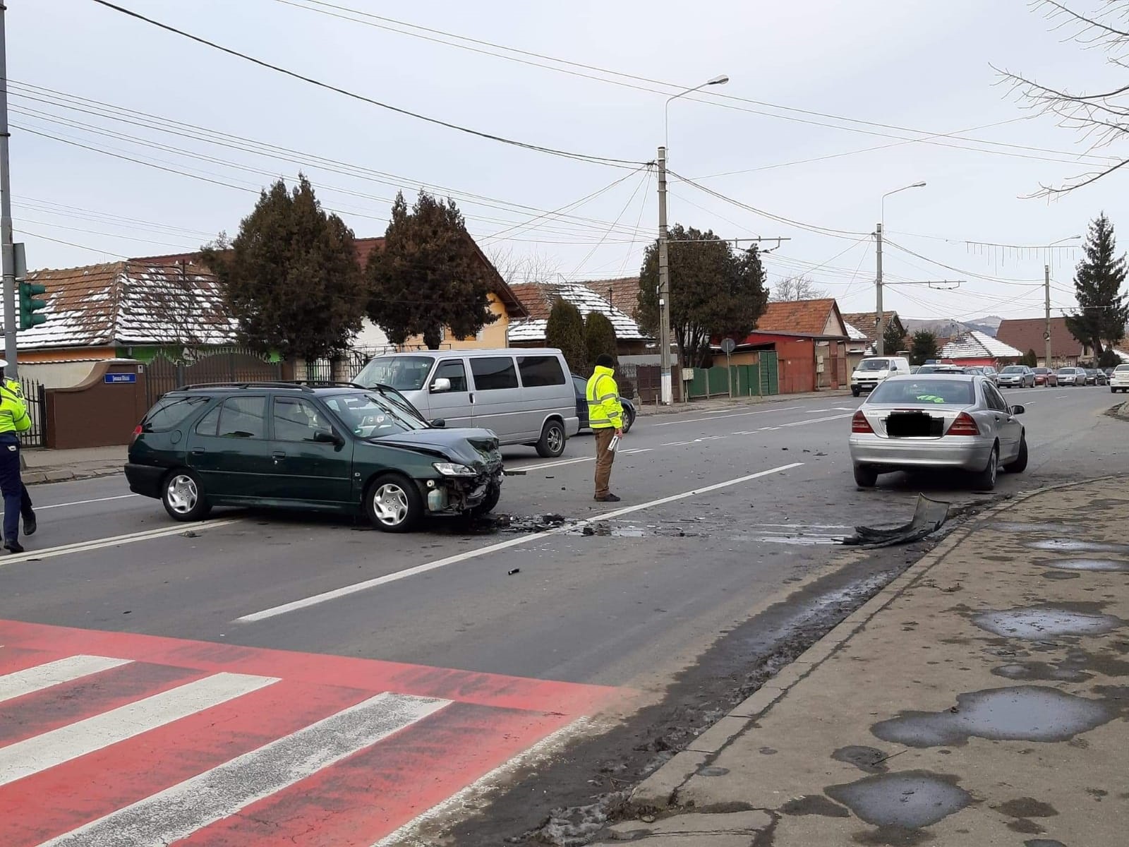 FOTO: Patru autoturisme implicate într-un accident rutier