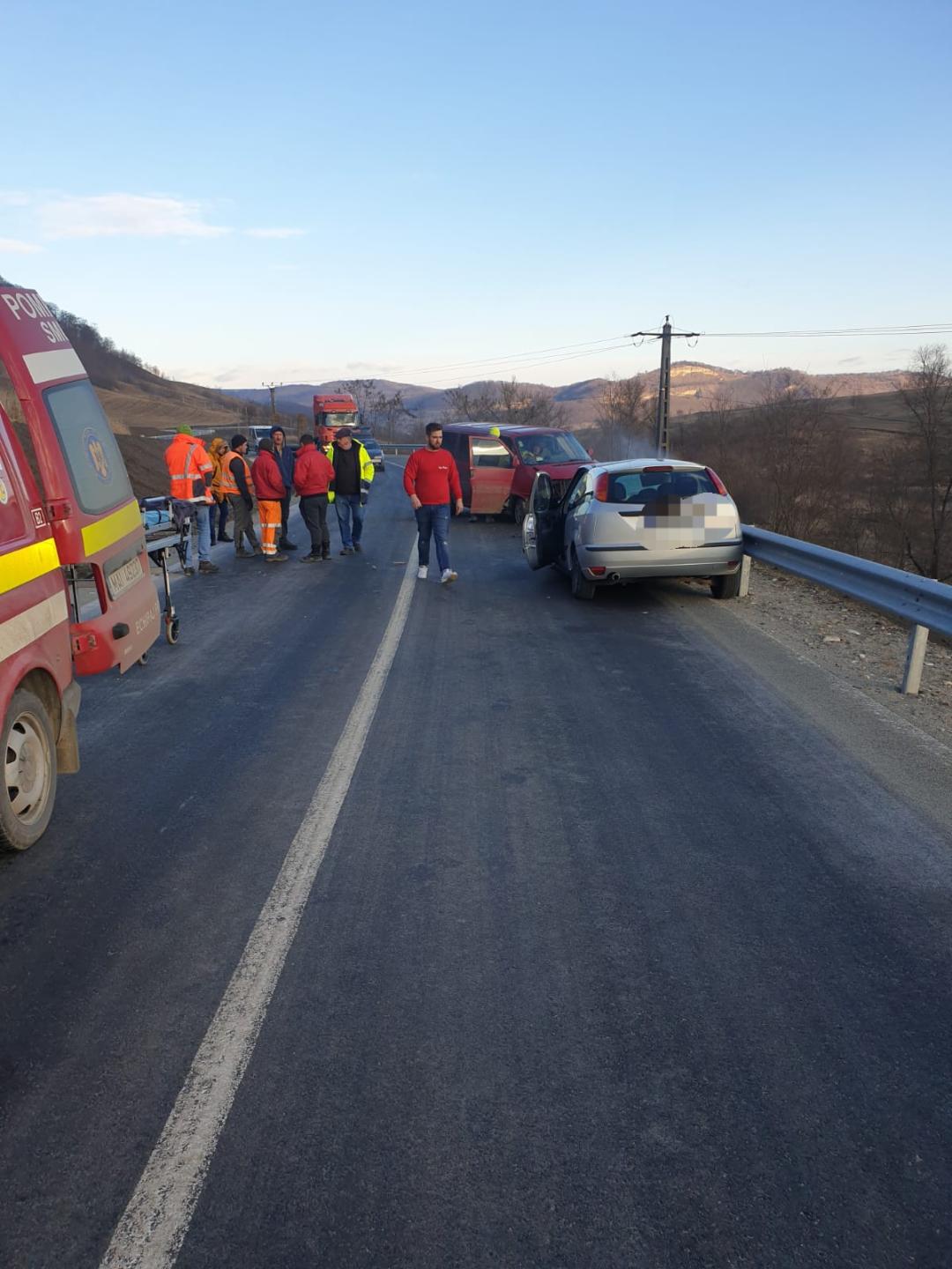 FOTO – Trei persoane la spital după ce un microbuz a lovit un autoturism