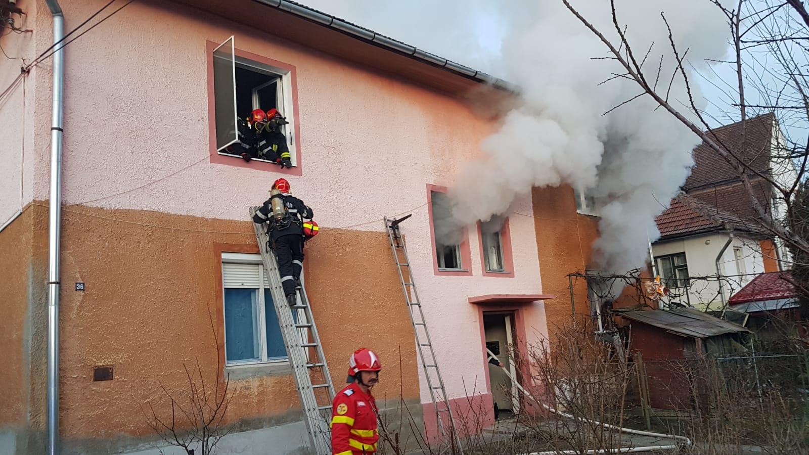 FOTO: Bărbat carbonizat în urma unui incendiu. Alte trei persoane au fost rănite