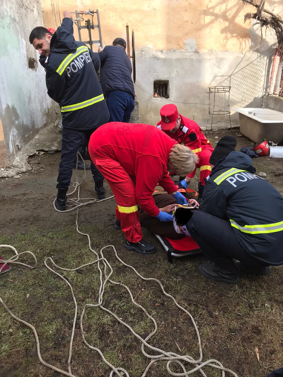 FOTO: Femeie salvată dintr-o fântână adâncă de 10 metri