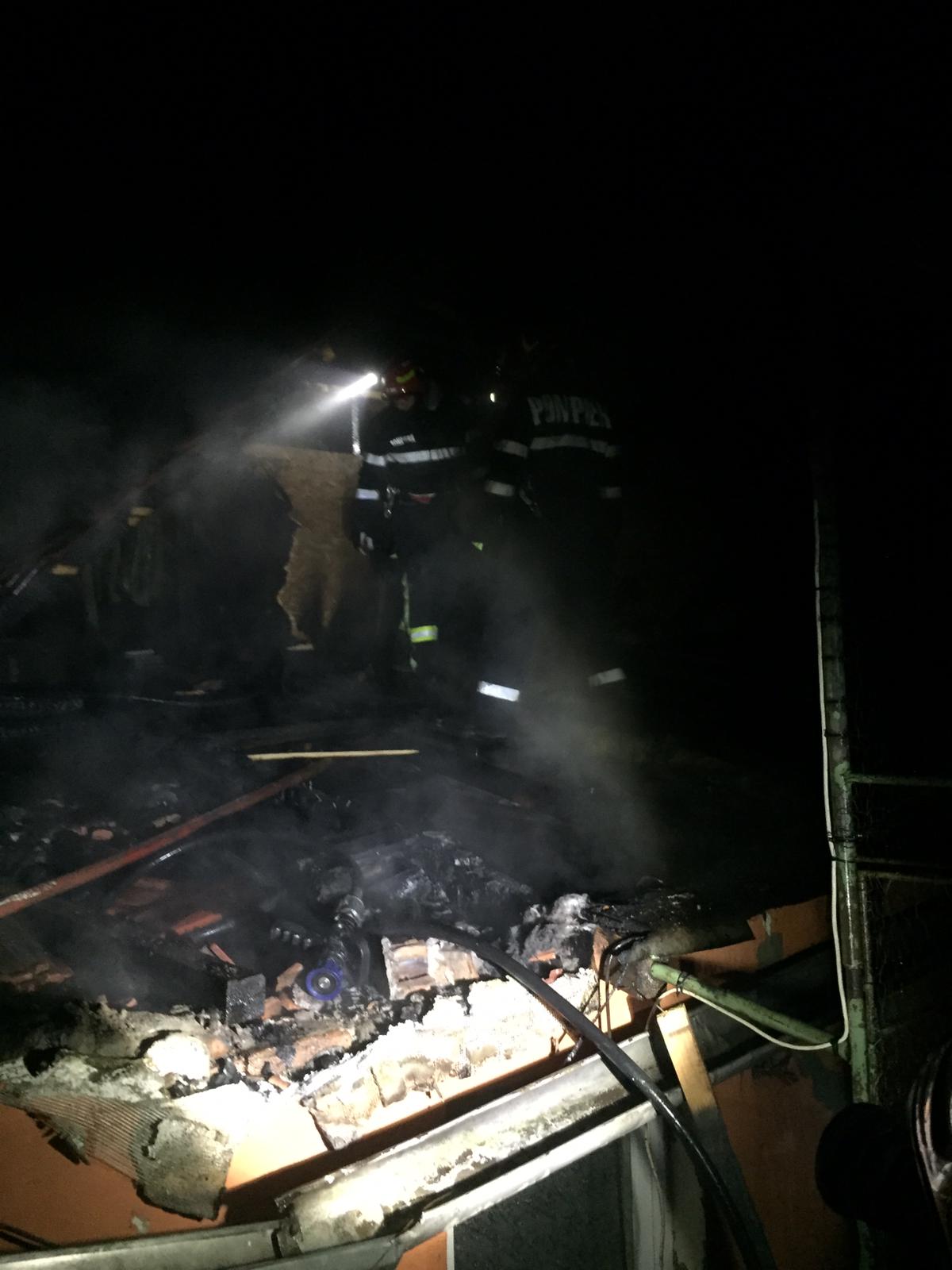 FOTO: Acoperișul unei case din Bazna a luat foc