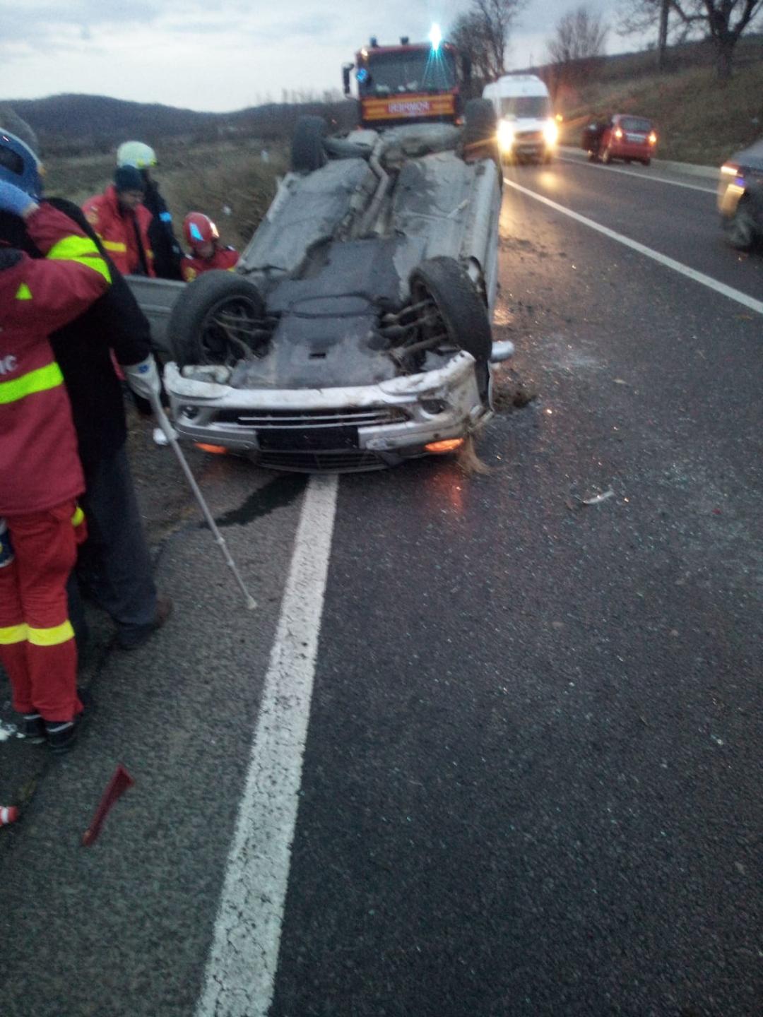 FOTO: Două persoane rănite pe DN 14, în urma unui accident rutier