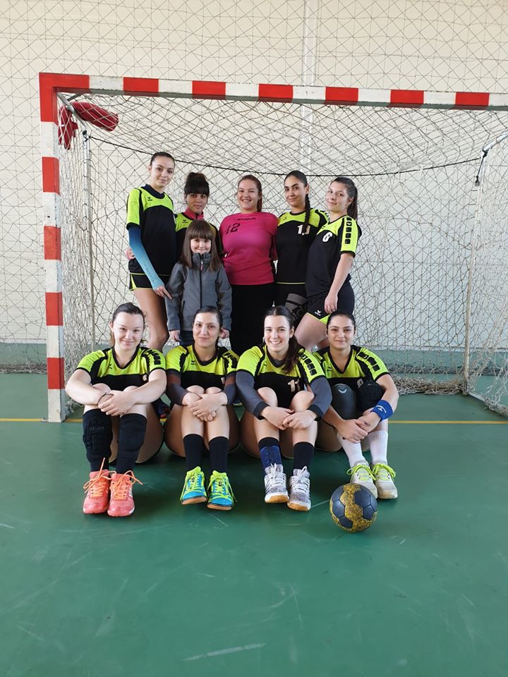 Rezultate excelente la handbal pentru sportivele Liceului Teoretic „Axente Sever” Mediaș