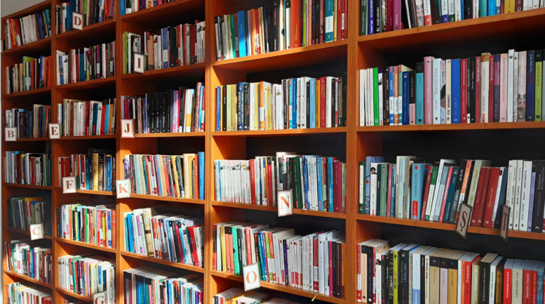 Biblioteca din Vasile Aaron s-a redeschis pentru public