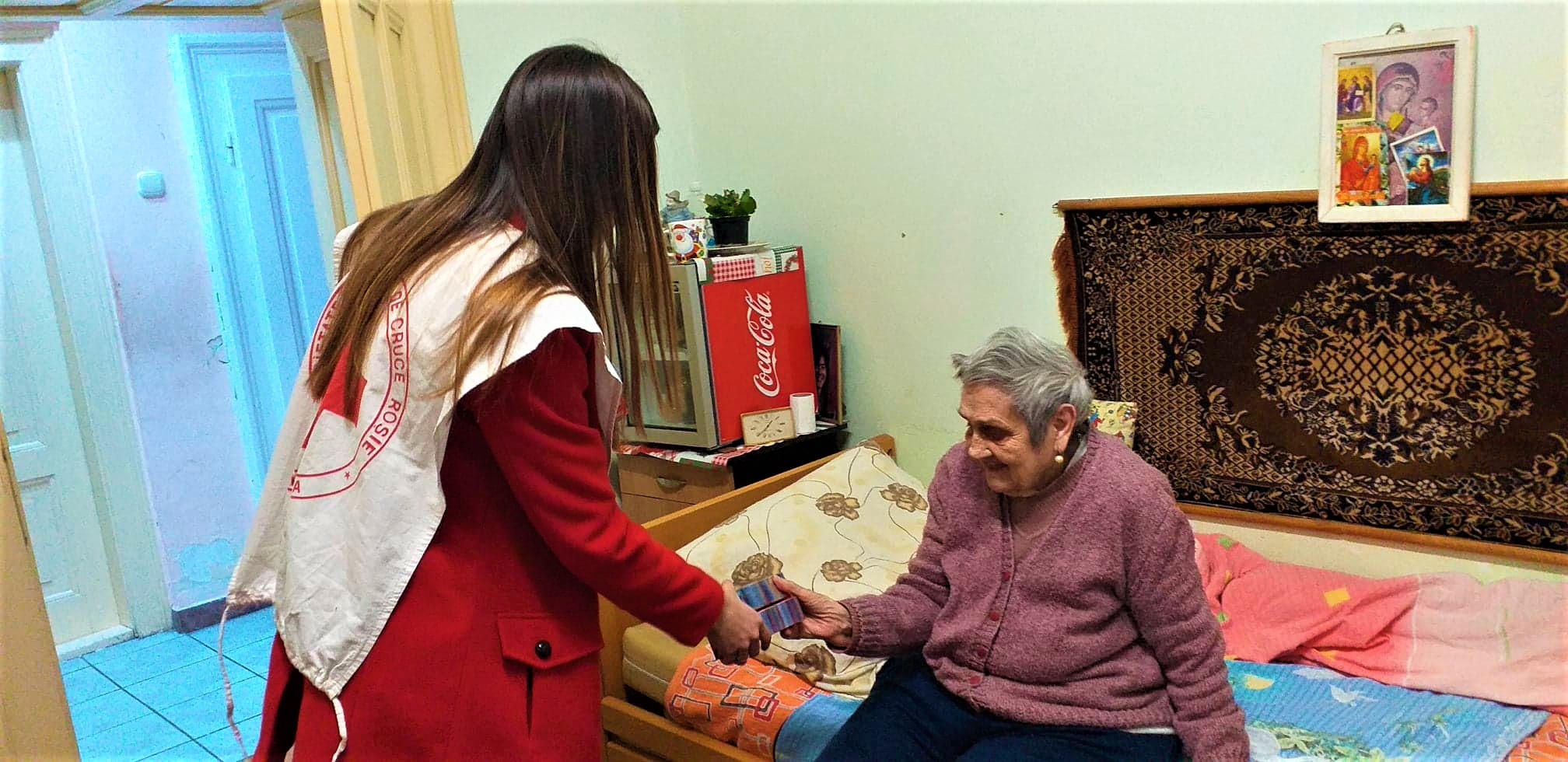 Voluntarii Crucii Roșii Sibiu au împărțit mărțișoare și zâmbete la Căminul de pe strada Coșbuc