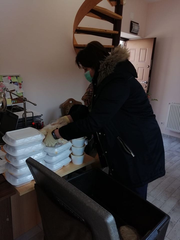 Masă caldă oferită zilnic de Arhiepiscopia Sibiului pentru 140 de vârstnici și bolnavi