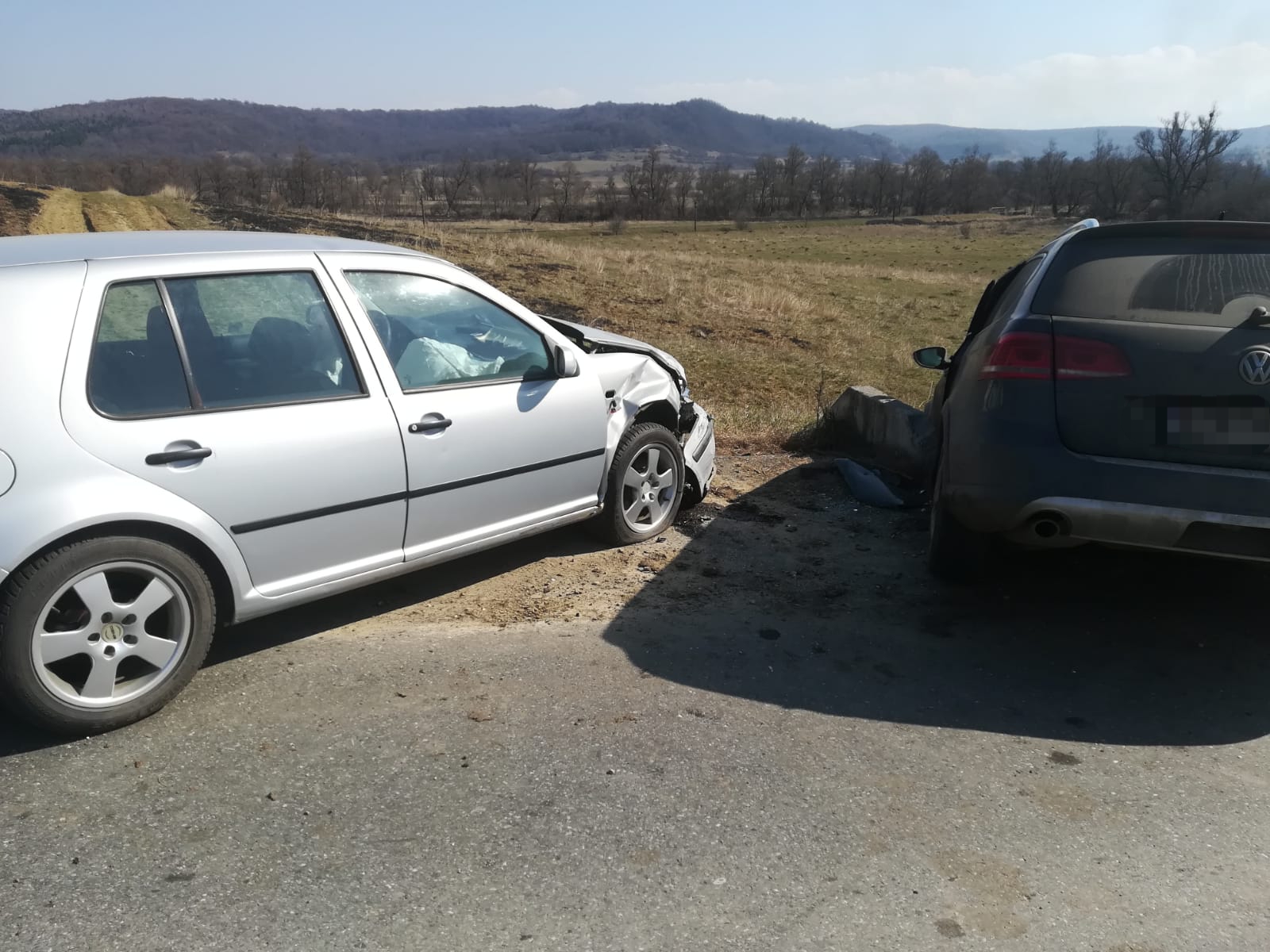 FOTO: Tânără rănită într-un accident din cauza unui viraj riscant