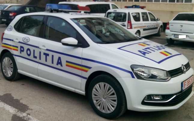 Ce se mai fură în județ? Plăci compactoare lăsate pe marginea drumului