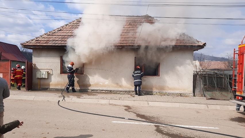 FOTO: Casă din Ighișu Nou, cuprinsă de flăcări