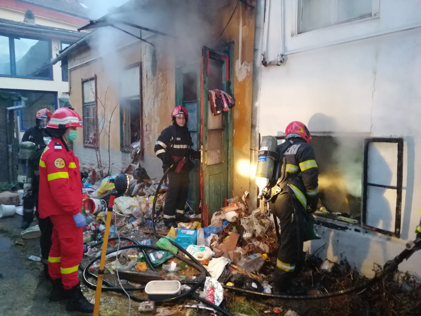 FOTO: Cinci sibieni evacuați de pompieri în urma unui incendiu. O femeie are o arsură la nivelul feței