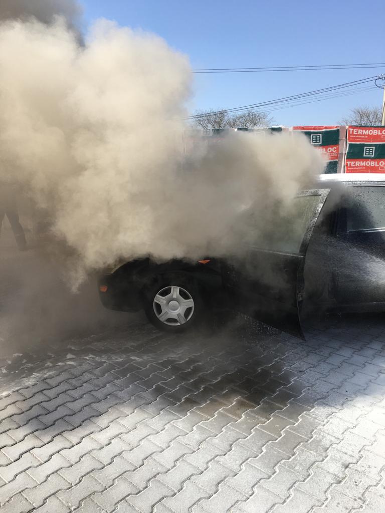 FOTO: Autoturism cuprins de flăcări. O femeie a suferit un atac de panică