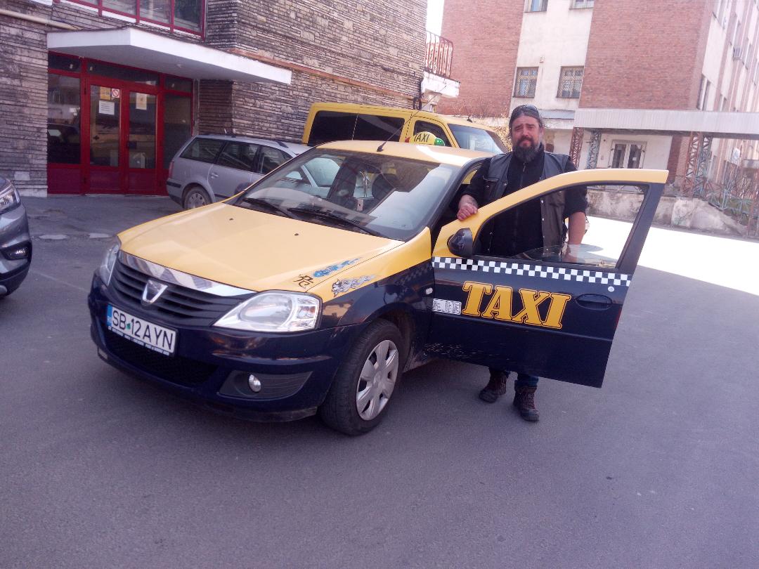 Opt taximetriști din Mediaș transportă gratuit cadrele medicale la spital