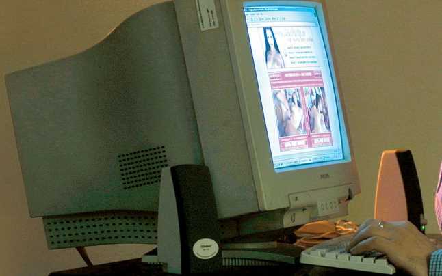 Bucureștean reținut după ce i-a cerut poze și filme cu conținut sexual unei minore din județul Sibiu