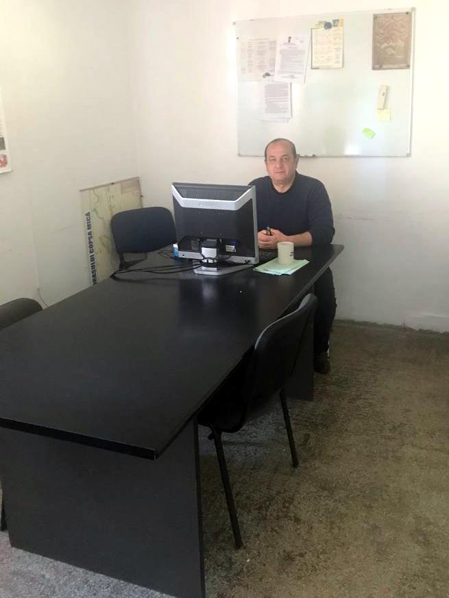 FOTO: Audiențe în parc și geamuri de protecție pentru personal, la Primăria Copșa Mică