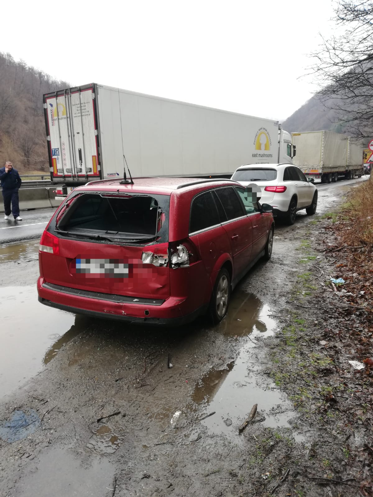 FOTO: Circulația pe Valea Oltului, blocată complet în urma a două evenimente rutiere